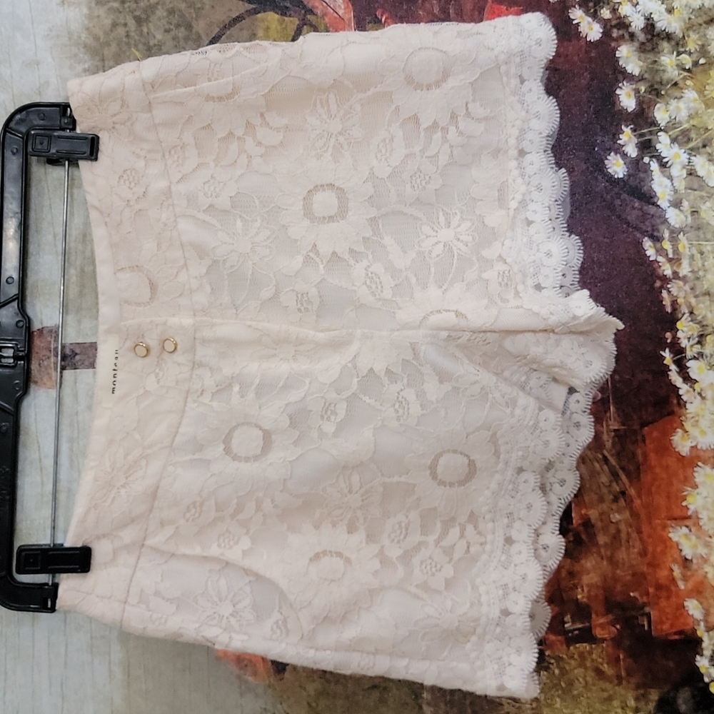 Large Monteau Lace Shorts